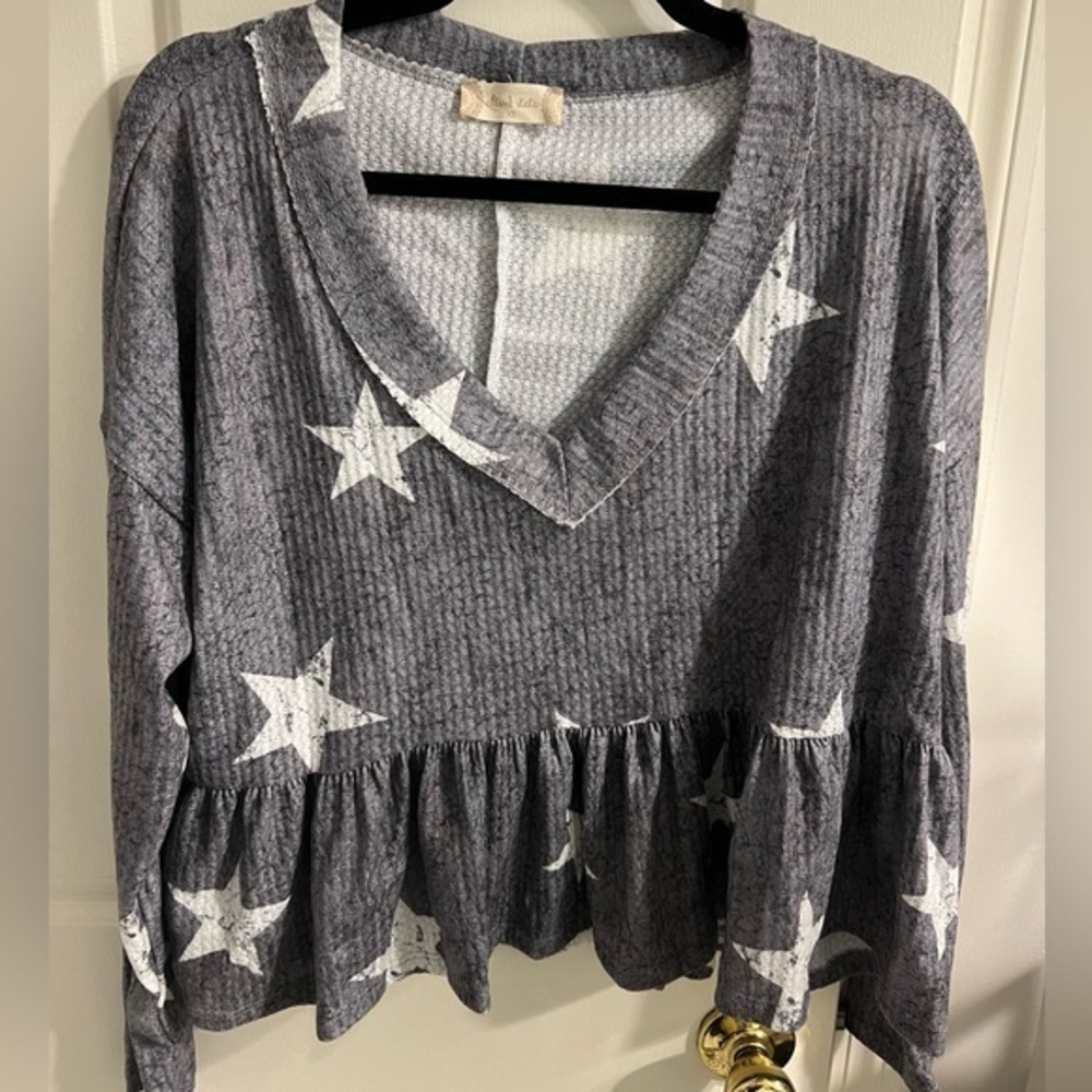 Altar’d State Women’s Stars Long Sleeve Shirt Size XS Flare sleeve Gray NWT